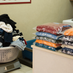 Laundry kiloan vs laundry satuan premium.